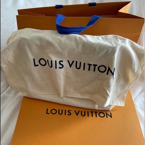 👜 Louis Vuitton Riverside Handbag 👜 MAKE AN OFFER! - Picture 15 of 16